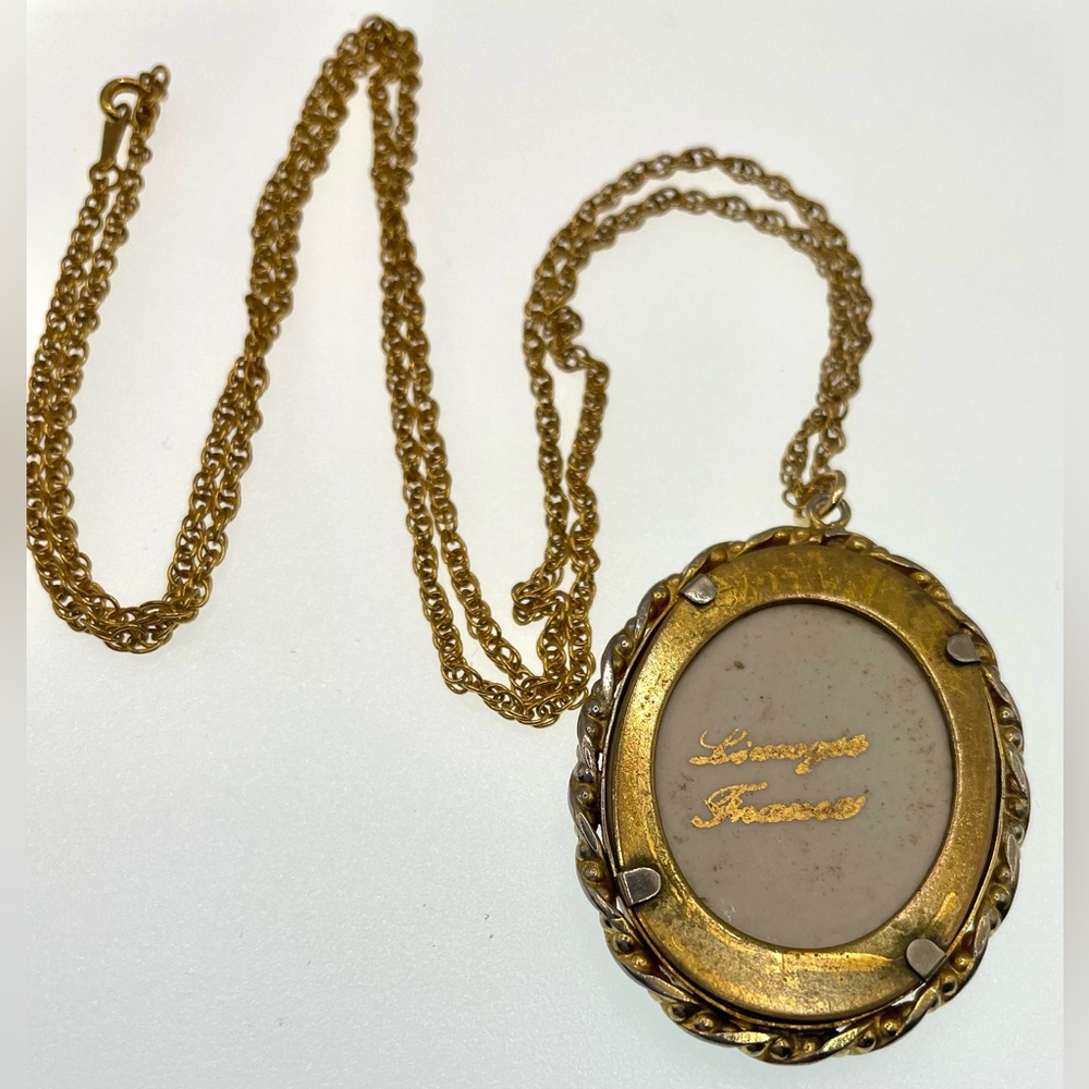 Vintage 70s Signed Limoges Gold Tone Porcelain Courting Couple Pendant Necklace - Picture 4 of 9